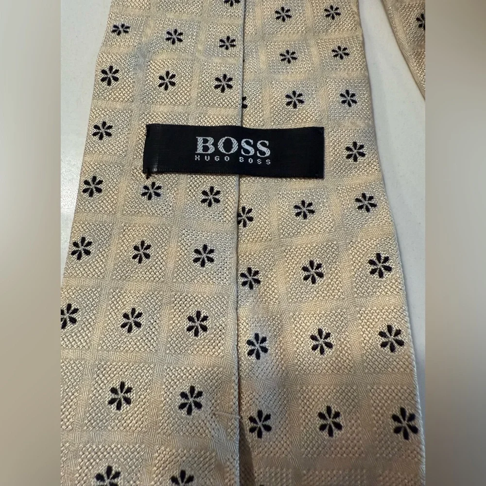 2 Hugo Boss TIE IN ITALIAN-MADE 100% SILK‎